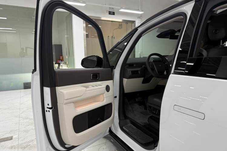 Used Li Auto MEGA 2024 Ultra Model Interior 8