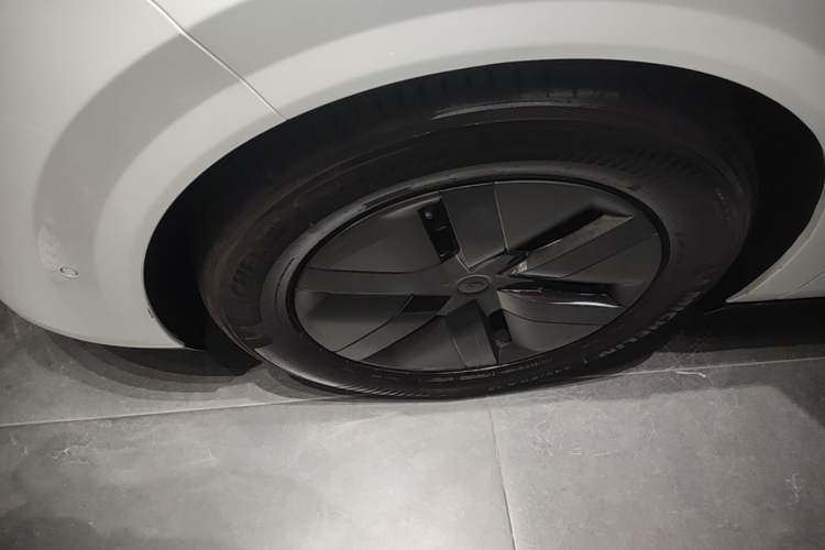 Used Li Auto MEGA 2024 Ultra Model Left Front Wheel Hub
