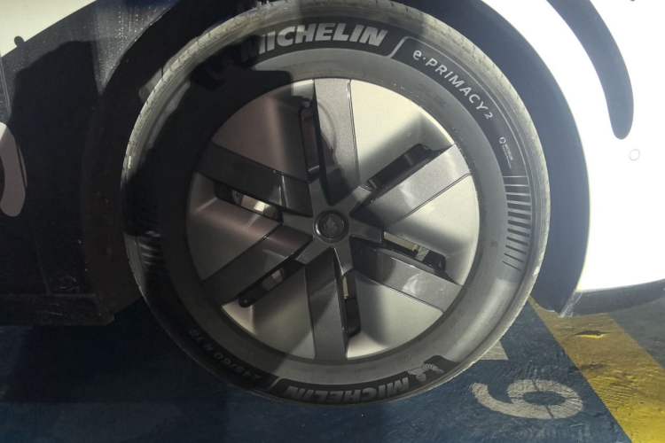 Used Li Auto MEGA 2024 Ultra Model Right Front Wheel Hub