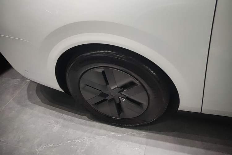 Used Li Auto MEGA 2024 Ultra Model Right Rear Wheel Hub