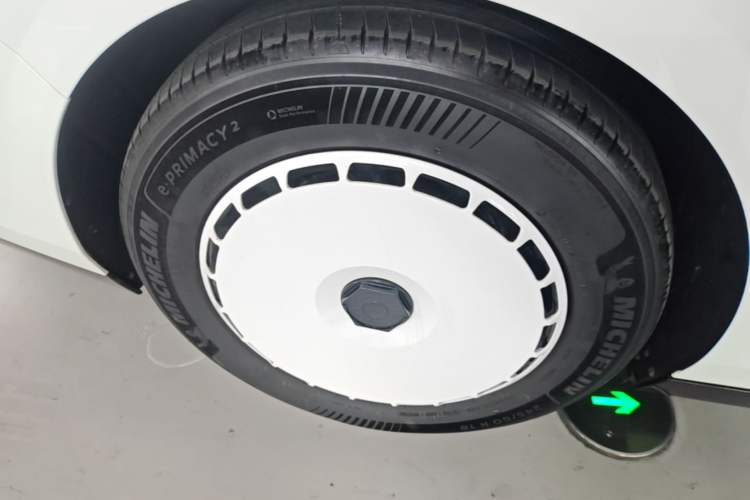 Used Li Auto MEGA 2024 Ultra Model Right Rear Wheel Hub