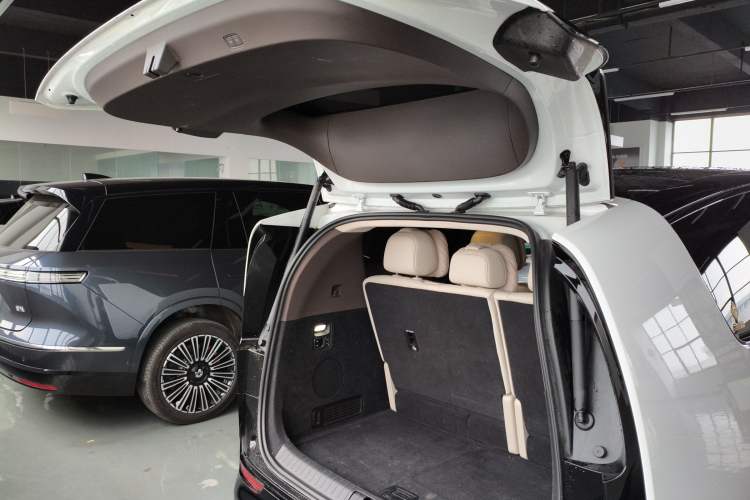 Used Li Auto MEGA 2024 Ultra Model Trunk