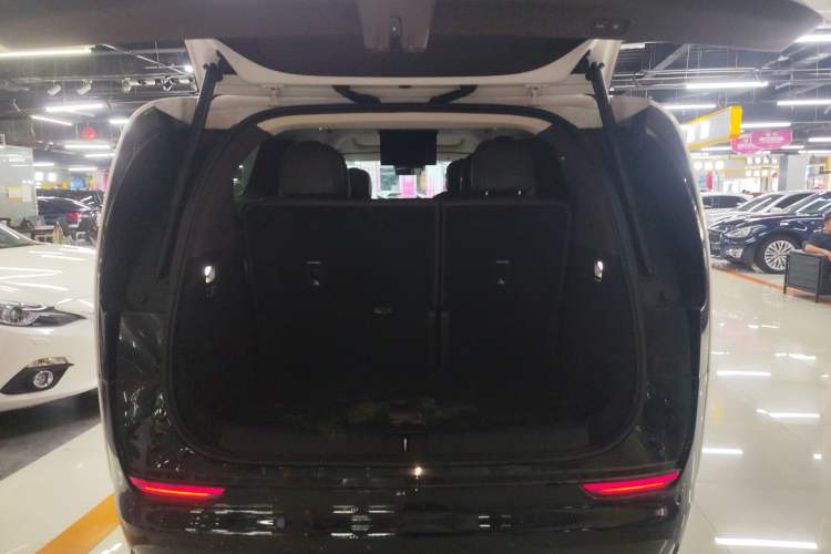 Used Li Auto MEGA 2024 Ultra Model Trunk
