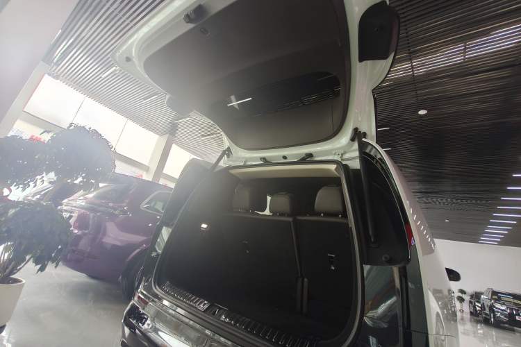 Used Li Auto MEGA 2024 Ultra Model Trunk