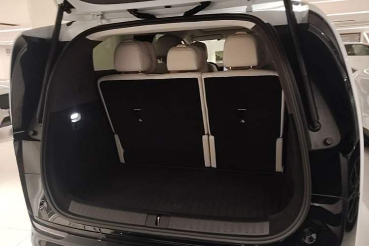 Used Li Auto MEGA 2024 Ultra Model Trunk
