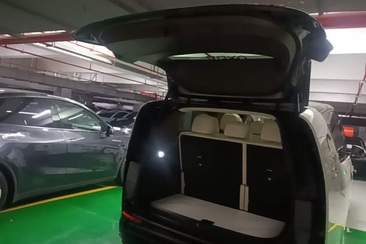 Used Li Auto MEGA 2024 Ultra Model Trunk