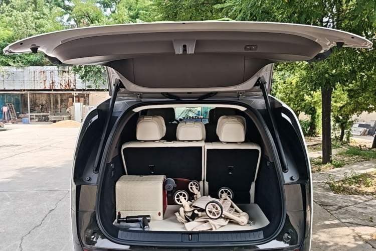 Used Li Auto MEGA 2024 Ultra Model Trunk