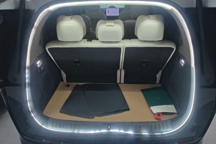 Used Li Auto MEGA 2024 Ultra Model Trunk
