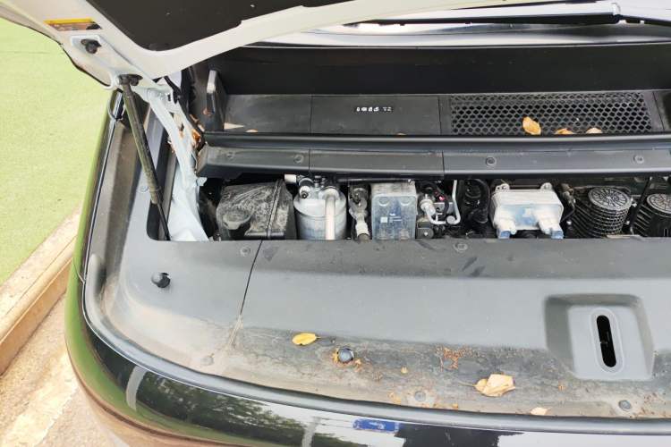 Used Li Auto MEGA 2025 Home Family Special Edition Engine Bay Right