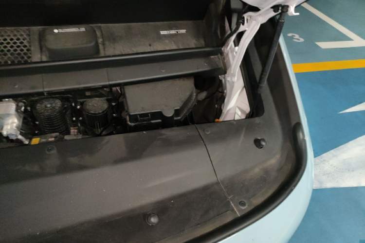 Used Li Auto MEGA 2025 Home Family Special Edition Engine Bay Left