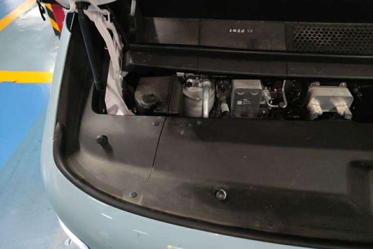 Used Li Auto MEGA 2025 Home Family Special Edition Engine Bay Right