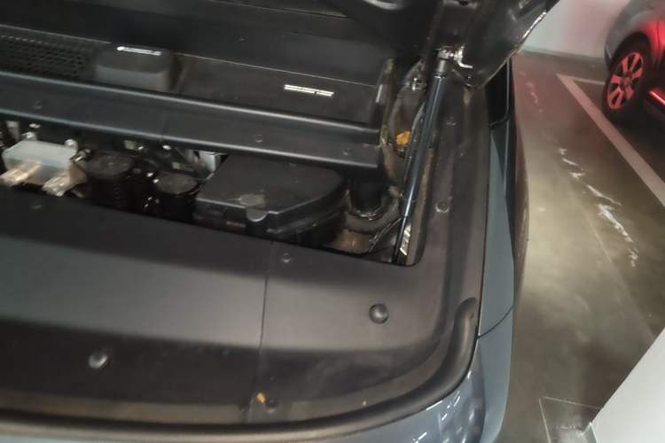 Used Li Auto MEGA 2025 Home Family Special Edition Engine Bay Left