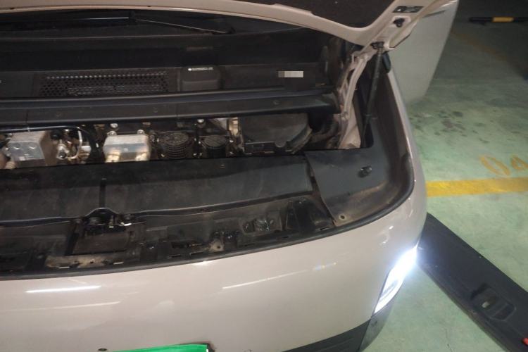 Used Li Auto MEGA 2025 Home Family Special Edition Engine Bay Left