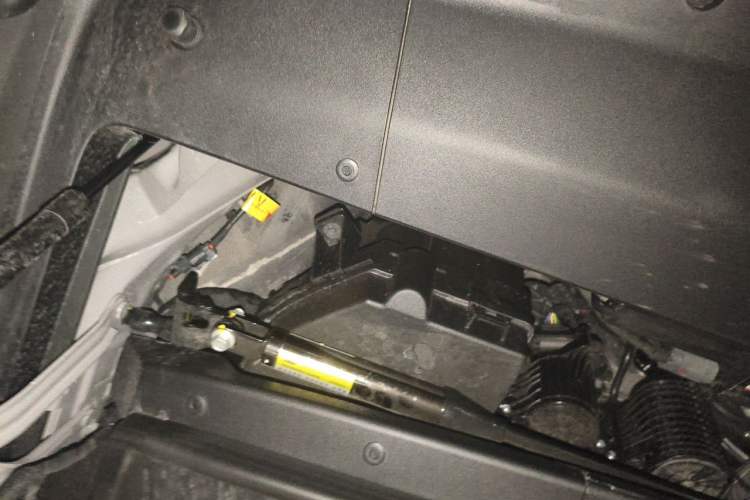 Used Li Auto MEGA 2025 Home Family Special Edition Engine Bay Left