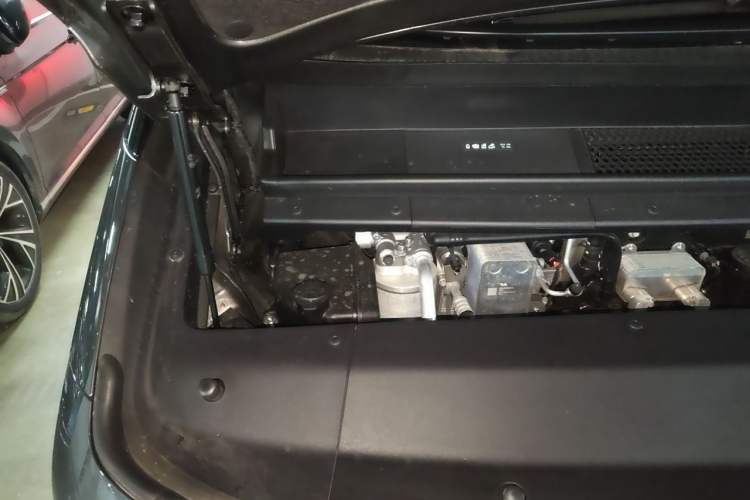 Used Li Auto MEGA 2025 Home Family Special Edition Engine Bay Right