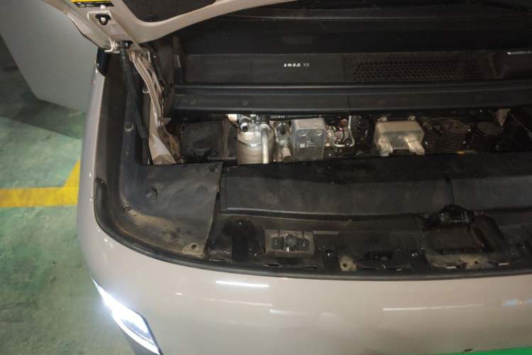 Used Li Auto MEGA 2025 Home Family Special Edition Engine Bay Right