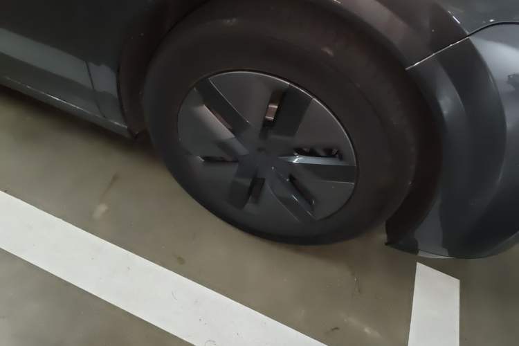 Used Li Auto MEGA 2025 Home Family Special Edition Right Front Wheel Hub