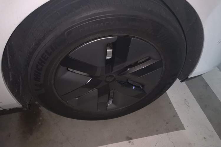Used Li Auto MEGA 2025 Home Family Special Edition Right Front Wheel Hub