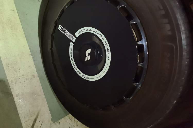 Used Li Auto MEGA 2025 Home Family Special Edition Right Front Wheel Hub