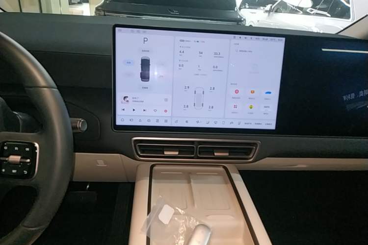 Used Li Auto MEGA 2025 Ultra Smart Refreshed Edition Audio And AC Panel