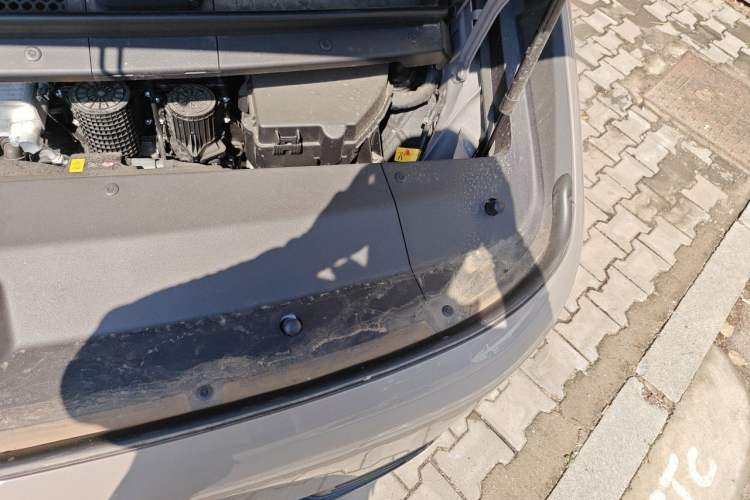 Used Li Auto MEGA 2025 Home Family Special Edition Engine Bay Left