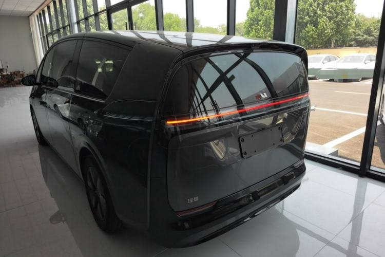 Used Li Auto MEGA 2025 Ultra Smart Refreshed Edition Exterior 2