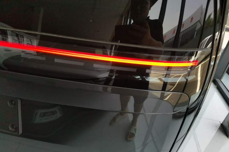 Used Li Auto MEGA 2025 Ultra Smart Refreshed Edition Exterior 3