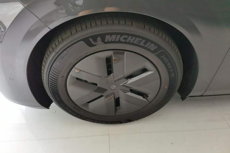 Used Li Auto MEGA 2025 Ultra Smart Refreshed Edition Exterior 4