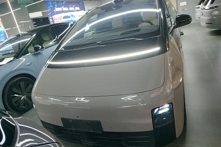 Used Li Auto MEGA 2025 Ultra Smart Refreshed Edition Front