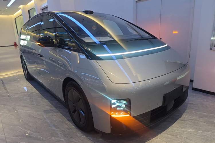 Used Li Auto MEGA 2025 Ultra Smart Refreshed Edition Front Right 45 Deg