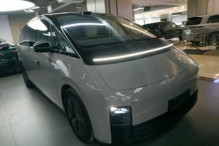 Used Li Auto MEGA 2025 Ultra Smart Refreshed Edition Front Right 45 Deg