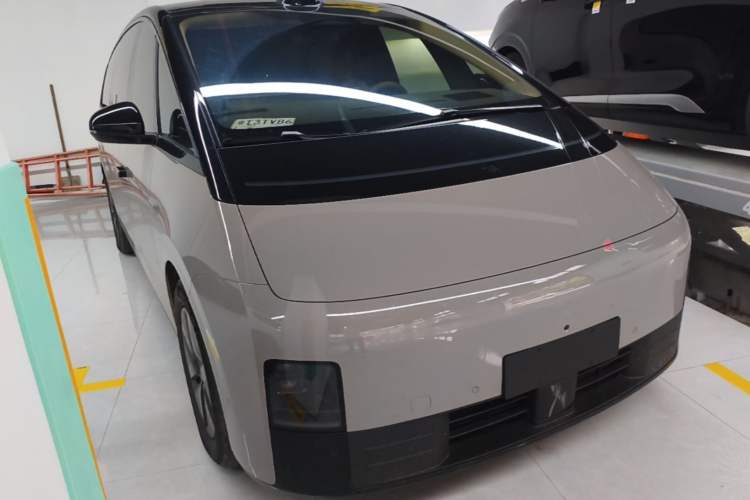 Used Li Auto MEGA 2025 Home Family Special Edition Front Right 45 Deg