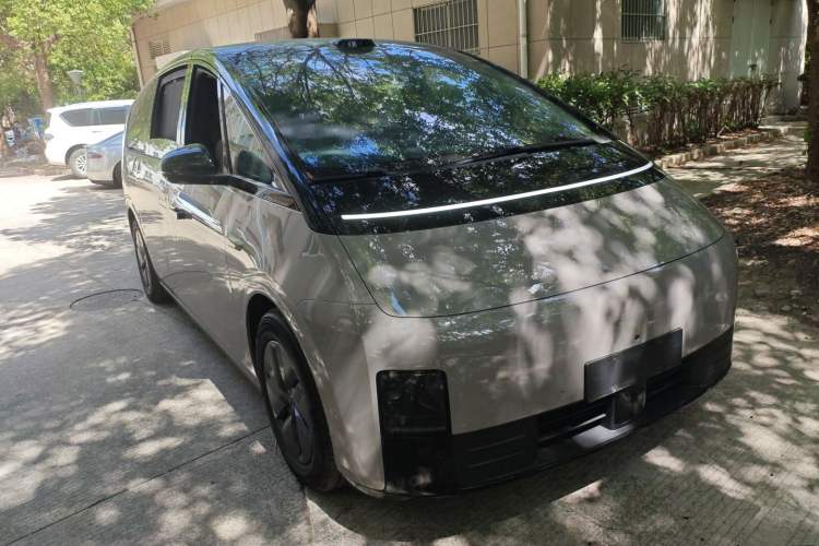 Used Li Auto MEGA 2025 Ultra Smart Refreshed Edition Front Right 45 Deg