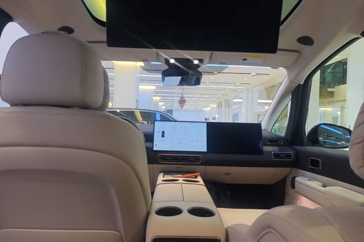 Used Li Auto MEGA 2025 Ultra Smart Refreshed Edition Headliner