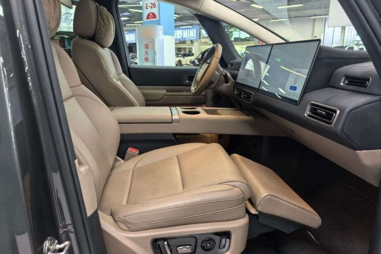 Used Li Auto MEGA 2025 Home Family Special Edition Interior 12