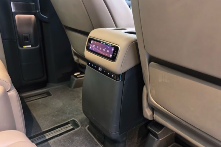 Used Li Auto MEGA 2025 Home Family Special Edition Interior 8