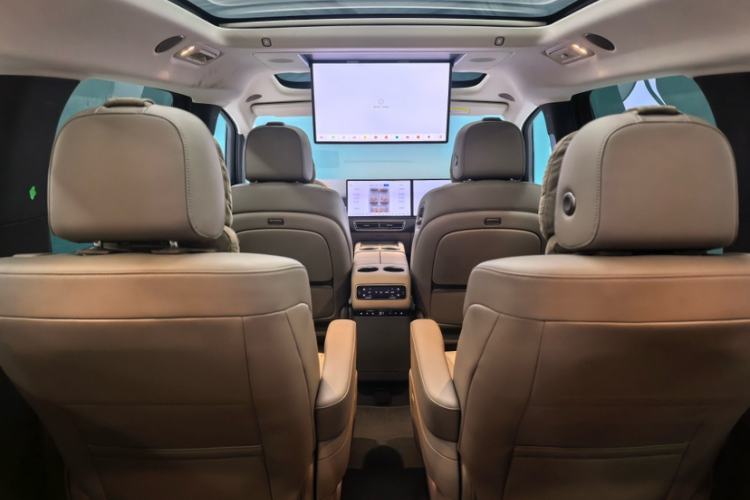 Used Li Auto MEGA 2025 Home Family Special Edition Interior 9