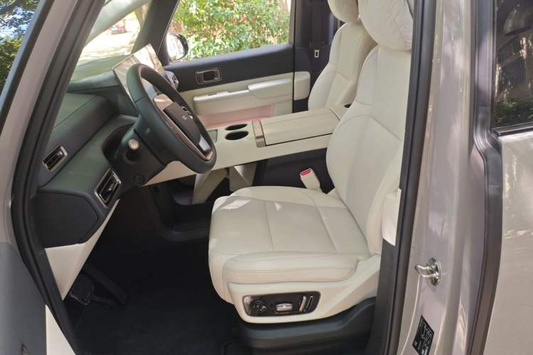 Used Li Auto MEGA 2025 Ultra Smart Refreshed Edition Left Front Seat