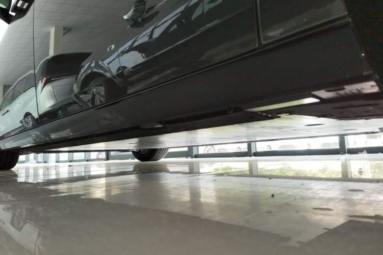 Used Li Auto MEGA 2025 Ultra Smart Refreshed Edition Left Side Sill