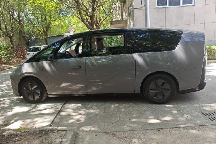 Used Li Auto MEGA 2025 Ultra Smart Refreshed Edition Left Side