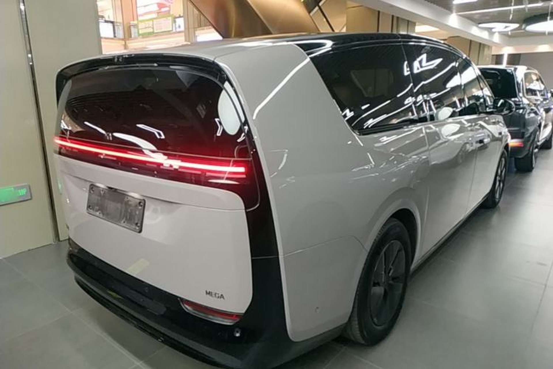 Used Li Auto MEGA 2025 Ultra Smart Refreshed Edition Rear Right 45 Deg