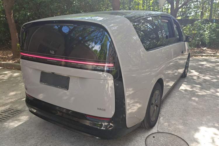 Used Li Auto MEGA 2025 Ultra Smart Refreshed Edition Rear Right 45 Deg