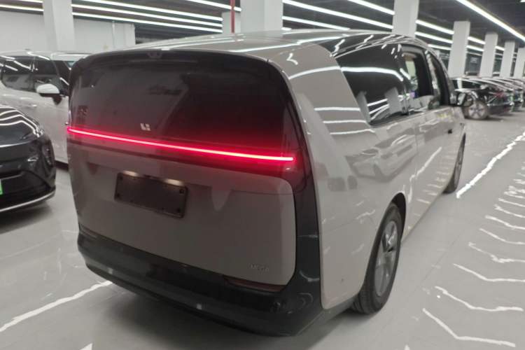 Used Li Auto MEGA 2025 Home Family Special Edition Rear Right 45 Deg