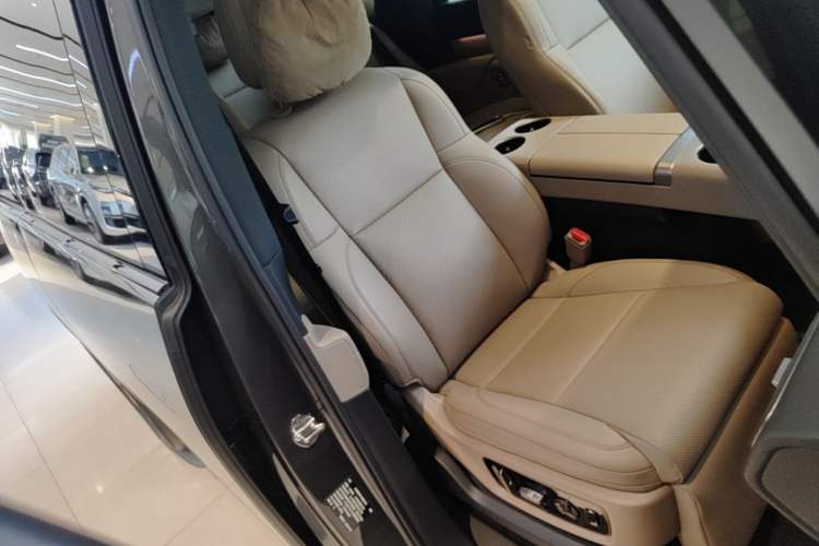 Used Li Auto MEGA 2025 Ultra Smart Refreshed Edition Right Front Seat