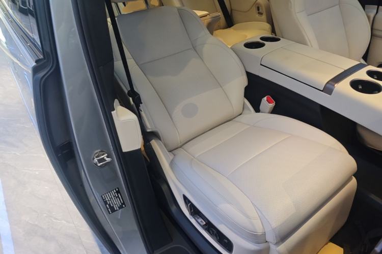 Used Li Auto MEGA 2025 Ultra Smart Refreshed Edition Right Front Seat