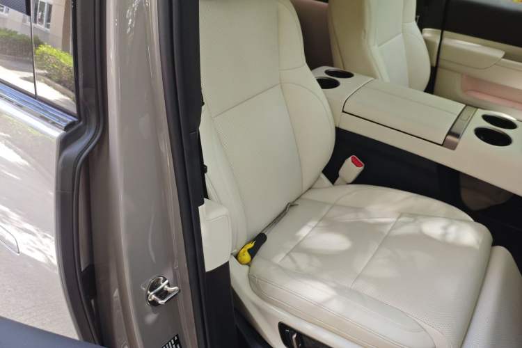 Used Li Auto MEGA 2025 Ultra Smart Refreshed Edition Right Front Seat