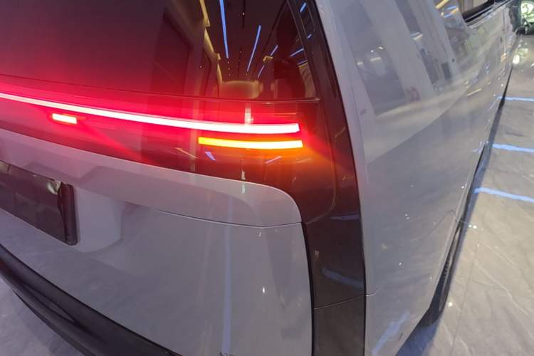 Used Li Auto MEGA 2025 Ultra Smart Refreshed Edition Right Rear Taillight