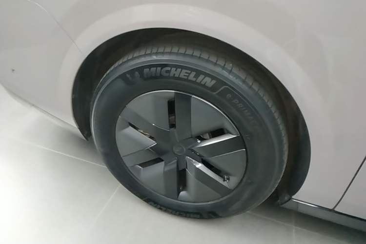 Used Li Auto MEGA 2025 Ultra Smart Refreshed Edition Right Rear Wheel Hub