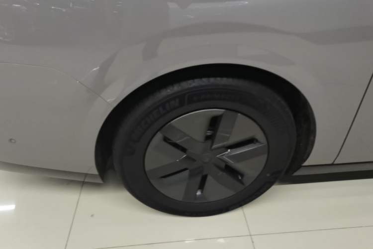 Used Li Auto MEGA 2025 Home Family Special Edition Right Rear Wheel Hub