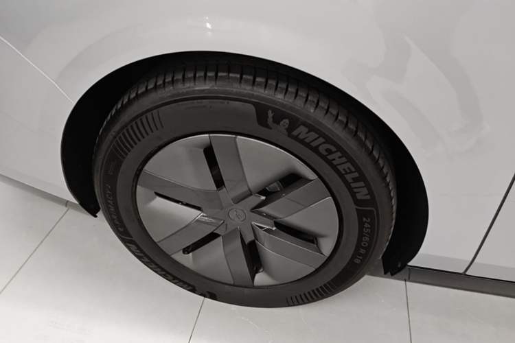 Used Li Auto MEGA 2025 Home Family Special Edition Right Rear Wheel Hub